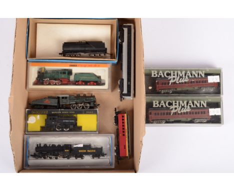 N Gauge American Outline Steam Locomotives and Coaches, three cased locomotives, locomotives with tenders, Bachmann 51551 Pra