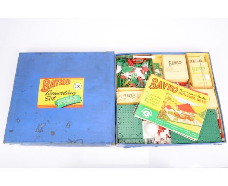 Bayko Building Sets, boxed Bayko Converting Set 3X with some boxed contents, Building Set 2 box only and a collection of loos
