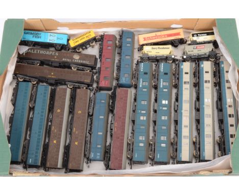 Lima 00 Gauge Parcels Coaches and Vans and other Rolling Stock, BR blue/grey Full Parcel Coaches (3), BR blue Express Parcels