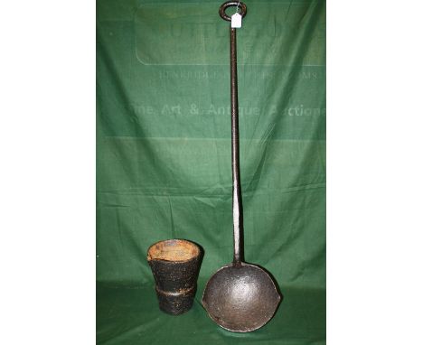 A LARGE CAST IRON LADLE, L 108 cm, together with a cast iron smelting pot, H 21 cm (2)