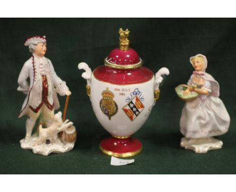 A PAIR OF VINTAGE WEDGWOOD CERAMIC FIGURES, TOGETHER WITH A ROYAL WORCESTER COMMEMORATIVE LIDDED TWIN HANDLED VASE (3) 