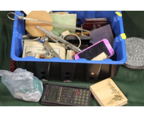 A BOX OF COLLECTABLES TO INCLUDE VINTAGE BADGES, MOBILE PHONE ETC. 