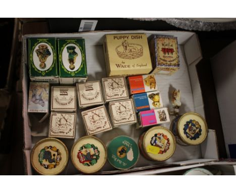 A SMALL TRAY OF BOXED WADE COLLECTABLES TO INCLUDE DRUM BOX SERIES EXAMPLES