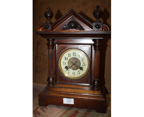A VINTAGE MAHOGANY MANTEL CLOCK 