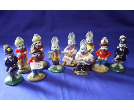 A COLLECTION OF WADE ARTHUR HARE FIGURES TO INCLUDE A GOLD STAMPED EXAMPLE (10)