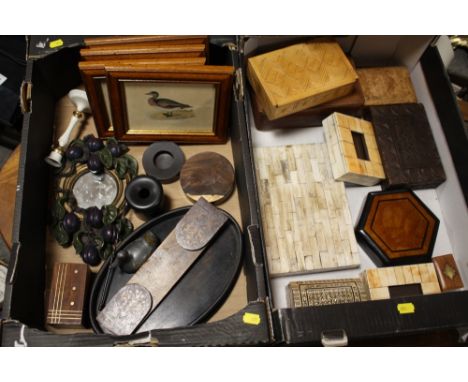 A TRAY OF ASSORTED TRINKET BOXES TOGETHER WITH A TRAY OF COLLECTABLES AND A LARGE CERAMIC VASE