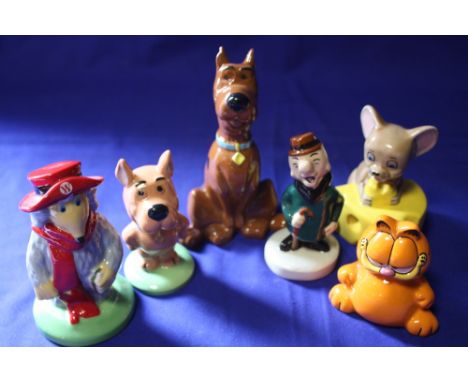A COLLECTION OF WADE CHILDREN'S TV CHARACTER FIGURES TO INCLUDE GARFIELD, SCOOBY AND SCRAPPY DOO ETC. (6)