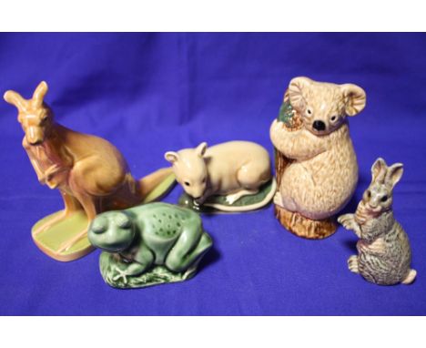 FIVE ASSORTED WADE FIGURES TO INCLUDE A KANGAROO, KOALA BEAR ETC.