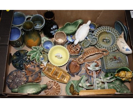 A BOX OF WADE CERAMICS TO INCLUDE A QUANTITY OF IRISH WADE