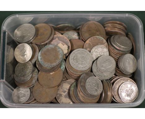 A TUB OF ASSORTED VINTAGE COINAGE 