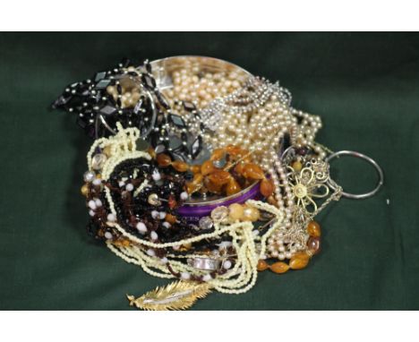 A TIN OF MOSTLY NECKLACES TO INCLUDE AN AMBER STYLE EXAMPLE, BANGLE ETC. 
