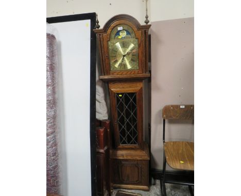 A MODERN OAK CASED LONGCASE CLOCK WITH BRASS FACE, MOON ROLLER AND TRIPLE WEIGHT - PENDULUM H-194 CM