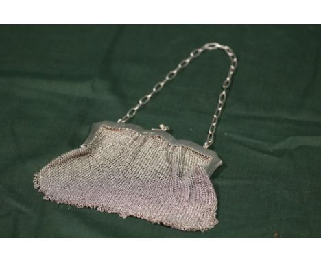 A HALLMARKED SILVER VINTAGE LADIES MESH PURSE