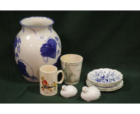 A COLLECTION OF ASSORTED CERAMICS TO INCLUDE A POOLE POTTERY VASE, AYNSLEY BIRD SHAPED PEPPERETTES, COALPORT ETC. (10)