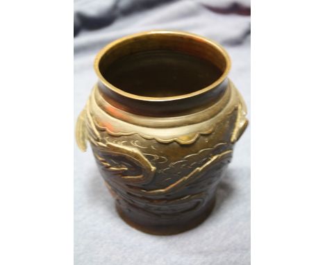 AN ORIENTAL BRONZE STYLE VASE DECORATED WITH BIRDS, WITH CHARACTER MARKINGS TO BASE