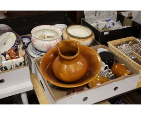 A BROWN GLAZED MINTONS FIVE PIECE JUG AND BOWL SET TOGETHER WITH TWO TRAYS OF ASSORTED CERAMICS TO INCLUDE A QUANTITY OF MEAT
