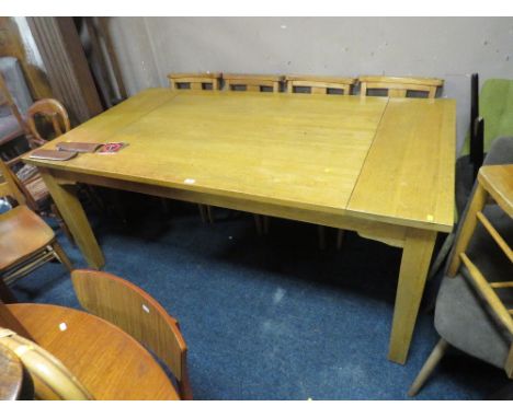 A LARGE EARLY /MID 20TH CENTURY LIGHT OAK DINING TABLE H-77 W-100 L-183 CM