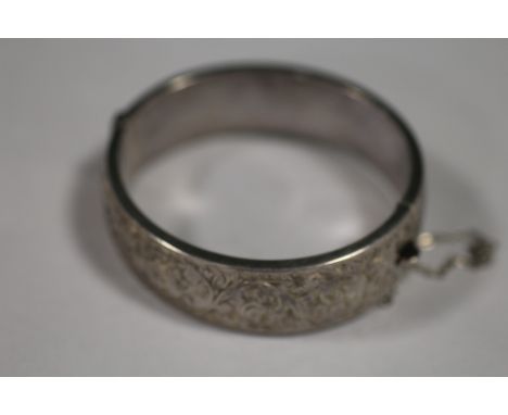 A HALLMARKED SILVER ENGRAVED BANGLE 