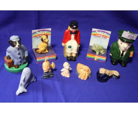 A COLLECTION OF ASSORTED WADE FIGURES TO INCLUDE 'TRAVELLING BADGER', 'CHUCKLES THE CLOWN' ETC TOGETHER WITH A HARRODS VASE (