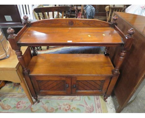 AN ANTIQUE MAHOGANY CARVED BUFFET WITH CUPBOARD BELOW, H 105 CM, W 104 CM