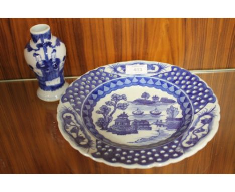 AN ORIENTAL BLUE AND WHITE CERAMIC PIERCED PLATE WITH FOUR FIGURE BACK STAMP, TOGETHER WITH AN ORIENTAL BLUE AND WHITE CERAMI