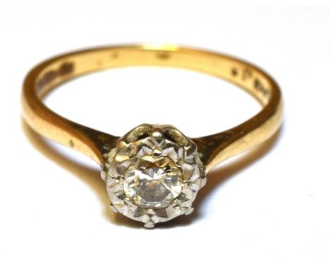 A DIAMOND SOLITAIRE ILLUSION SET 18CT YELLOW GOLD RING  The small round brilliant cut diamond approx. 0.16 carat, platinum il