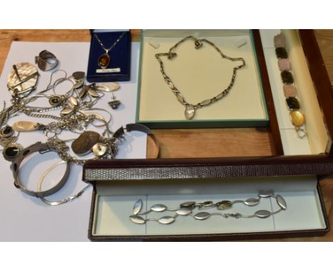 A GOOD QUANTITY OF SILVER JEWELLERY to include vintage stone set necklaces, bracelets, pendants, silver chains and bangle, a 