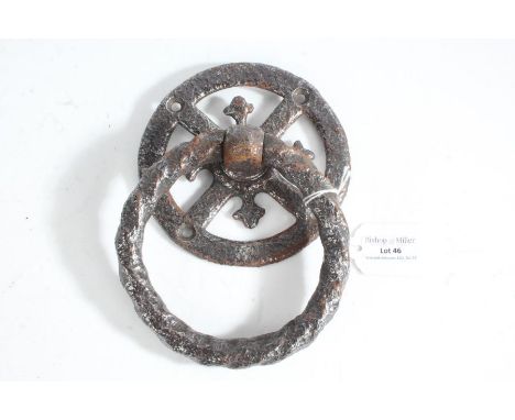 Tudor style iron door knocker, the pierced roundel backplate with rope twist effect ring, 13cm wide, 19cm high