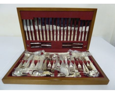 Canteen of Kings Pattern silver plated flatware for twelve people in fitted wooden case