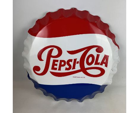 Pepsi Cola 60-70's small tin button. Dimensions (H x W x D): 67 x 68 x 8 cm. Condition: Very Good. Location: The Netherlands.