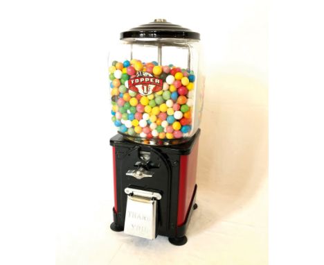 Original 1950s 1 cent Topper gumball machine made by Victor Vending corp. Metal base with glass globe. Open, without a key. C