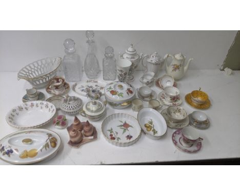 A group of ceramic collectables to include a Wedgwood Kutani Crane pattern vase and lidded urn, a Royal Worcester Evesham pat
