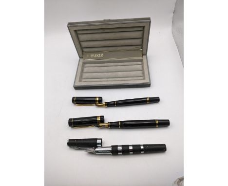 Parker pens to include a Parker Duofold Centennial fountain pen and rollerball pen set, the fountain pen having an 18ct gold 