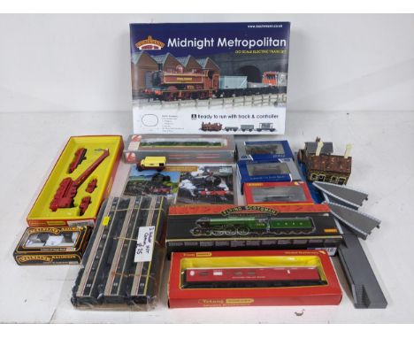 A mixed model railway accessories to include Bachmann Branch Line Midnight Metropolitan 00 scale electric train set, building