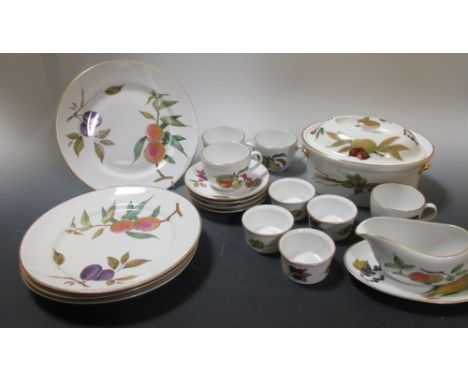 A Royal Worcester Evesham pattern dinner service for four  