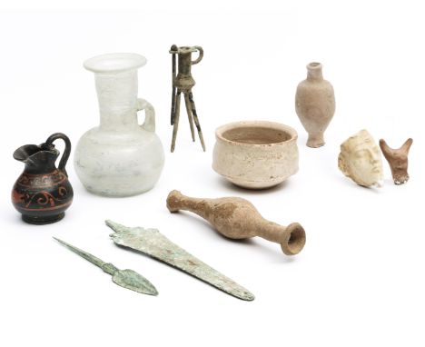 A collection of various Archological objects; a.o.  Roman terracotta flasks, and antique bronze ornaments [zkj]