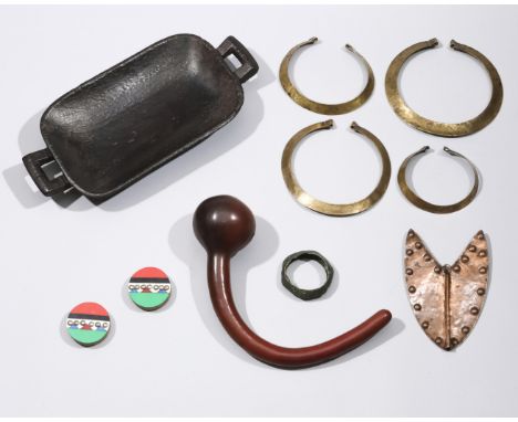 A collection of African objects, consisting of a gourd pipe, two Zulu ornaments, a Kuba tray and three ornaments. metalen arm