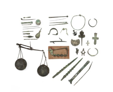 A collection of bronze antique artifacts, a.o. Roman bronze fibulae, pins, bracelet, ca. 2nd century; various sizes [zkj]