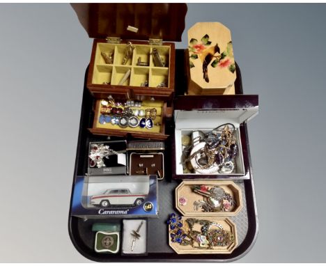 A tray of assorted jewellery boxes, costume jewellery, badges, silver scouting badge, Wedgwood cufflinks etc 