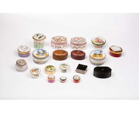 A quantity of trinket and pill boxes including pottery, enamel and porcelain examples, approximately nineteen Provenance: Pro