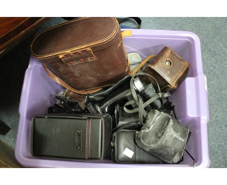 A COLLECTION OF VINTAGE CAMERAS to include a Frankie Heidecke Rolleicord camera
