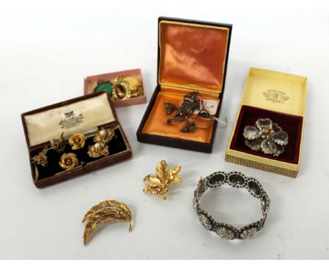 A QUANTITY OF VICTORIAN AND LATER COSTUME JEWELLERY to include a pair of gilt mesh ear clips in the form of roses, silver ban