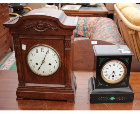 AN EARLY 20TH CENTURY SLATE MALACHITE INLAID MANTLE TIMEPIECE the white enamel dial with Roman numerals together with an oak 