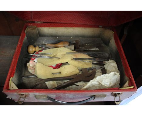 A SMALL QUANTITY OF UPHOLSTERY TOOLS held within a red case