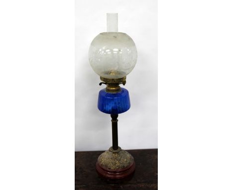 A LATE 19TH/EARLY 20TH CENTURY GILT BRASS OIL LAMP, blue glass well