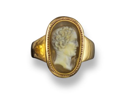 A late 18th / early 19th century agate cameo ring depicting the head of a gentleman, bearing resemblance to the Duke of Welli