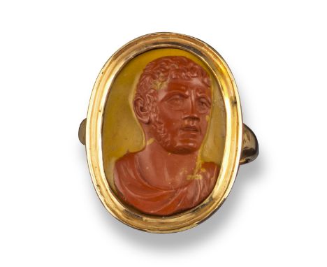 A late 18th / early 19th century two-colour Jasper cameo ring depicting a Roman wearing a cloak, mouth slightly open, in gold