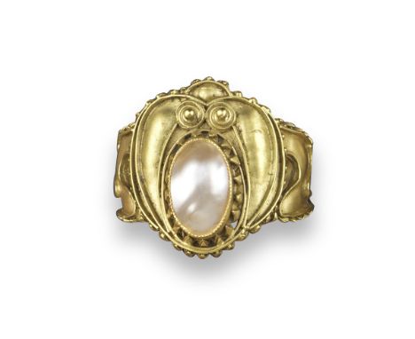 A gold ring, of abstract design and centred with a mabe pearl, with wirework decoration in gold, size Q