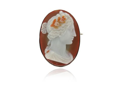 A mid 19th century agate cameo brooch, depicting Flora in banded agate and plain silver surround, 4cm high