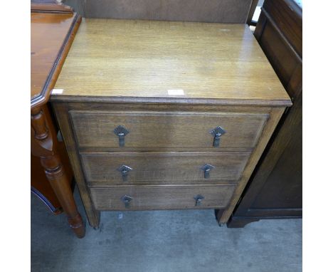 An Art Deco oak chest of drawers 